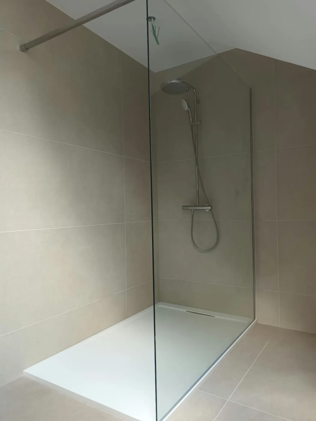 Douche avec paroi vitrée