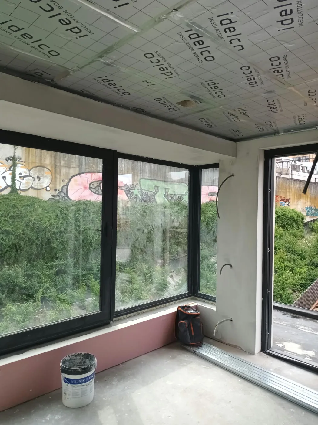 Baie vitrée dans un intérieur rénové